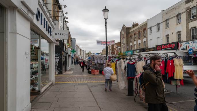 英国伦敦西部诺丁山跳蚤市场的行人群