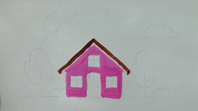 在绘画本上画房子。