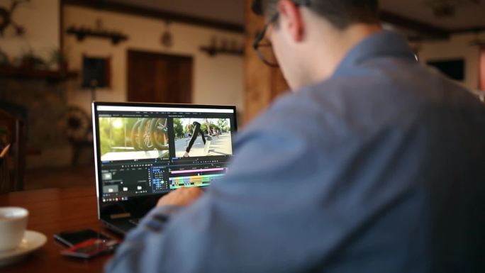 视频编辑师在笔记本电脑上使用电影编辑软件
