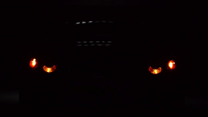 汽车前照灯在黑暗中关闭