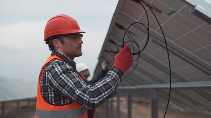 工人安装太阳能电池板