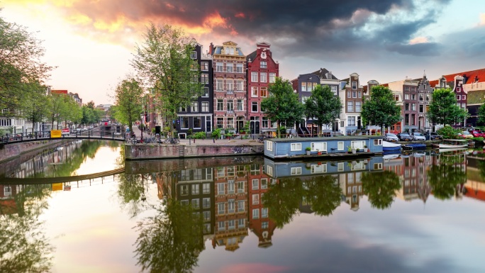 荷兰日落时的阿姆斯特丹运河房屋