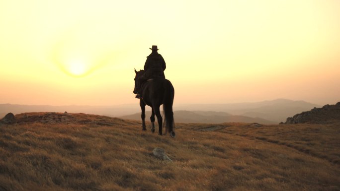 日落时骑马穿越大草原
