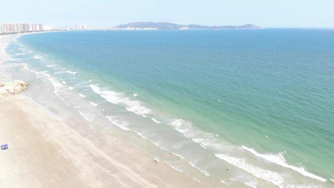 惠州惠东狮子岛沙滩海边白浪花冲浪航拍