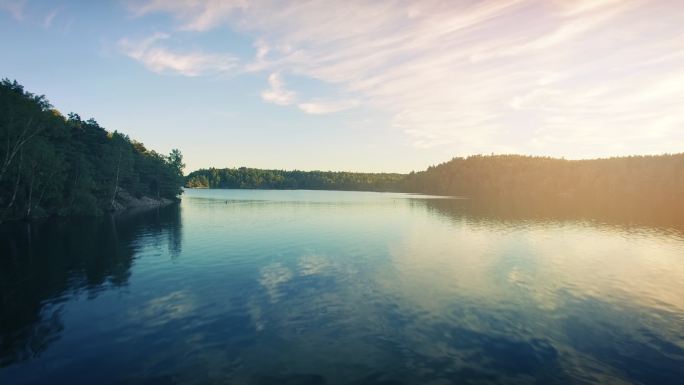 瑞典湖立交桥湖面水面波光粼粼倒影