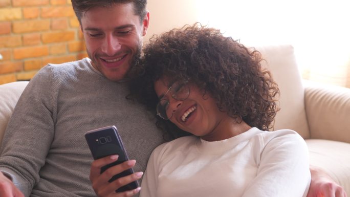 幸福夫妻在手机上分享媒体内容