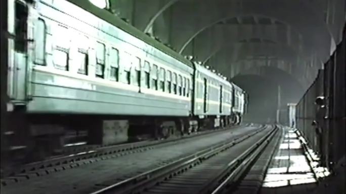 八十年代火车通过武汉长江大桥