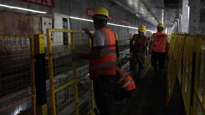 中庆集团地铁隧道建设农民工操作叉车
