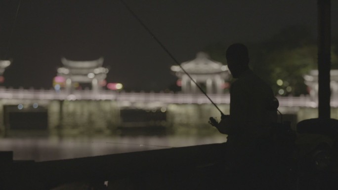 桥边夜晚钓鱼