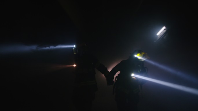 消防队员在黑暗隧道中进行救援行动
