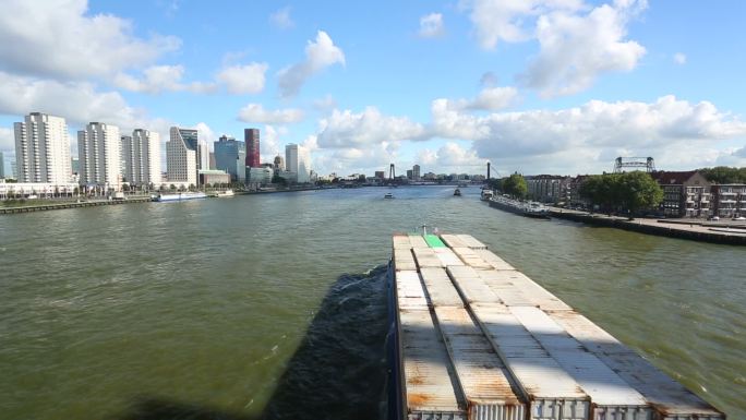 鹿特丹河上真在驾驶的集装箱船。