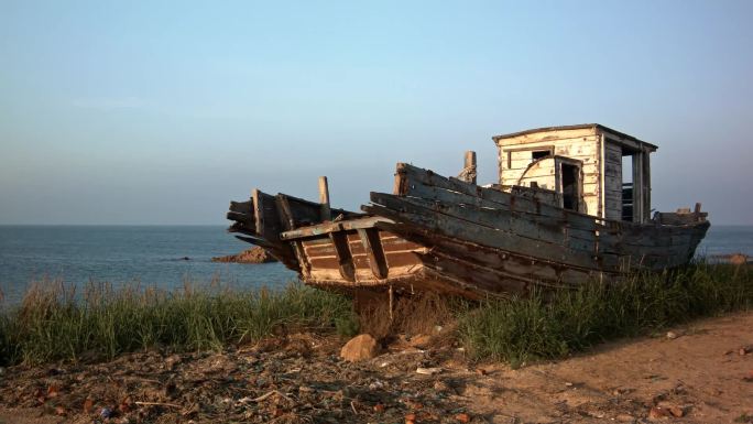 海边破船 黄昏 傍晚 旧木船