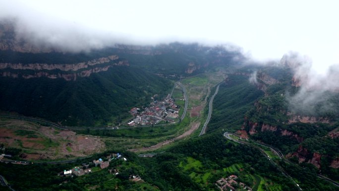 云海下的峡谷村庄加速画面云海下的村庄