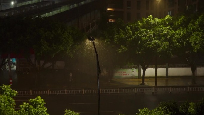 夜晚雨中路灯杆伤感