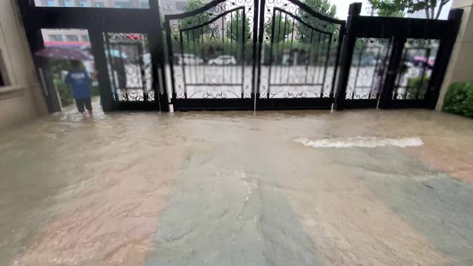 暴雨中小区门口排水积水