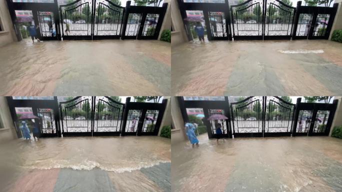 暴雨中小区门口排水积水