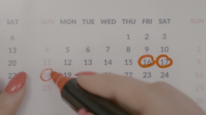 女子用红笔在日历上标记度假日