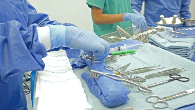 医务人员在准备手术时安排手术剪刀
