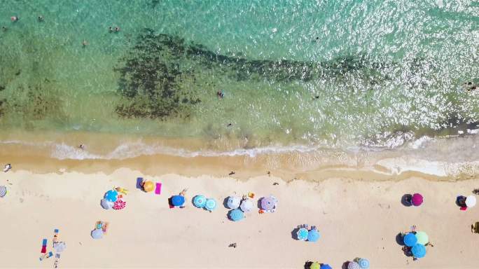 热带海滩假日休闲阳光浴海边