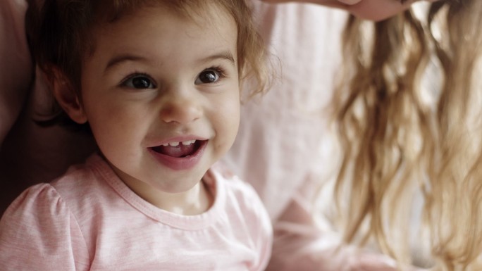 可爱的女婴宝宝孩子女童笑容笑脸国外外国