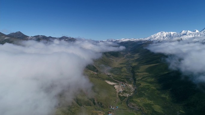 航拍贡嘎群山