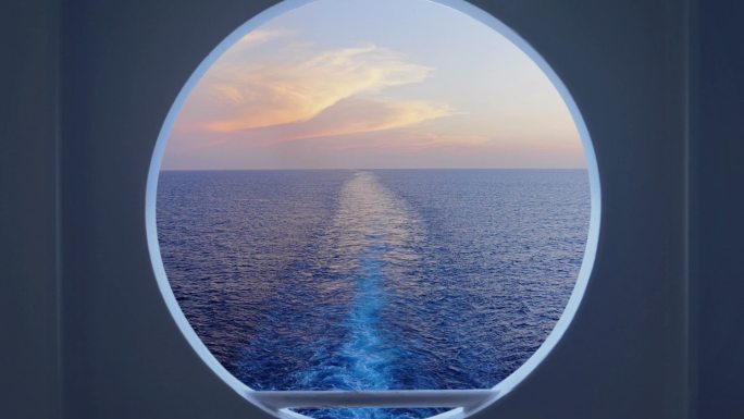 美丽的海景海上海面望远镜航海航行扬帆起航