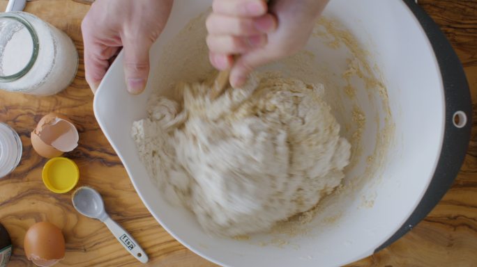 制作苏打面包面团