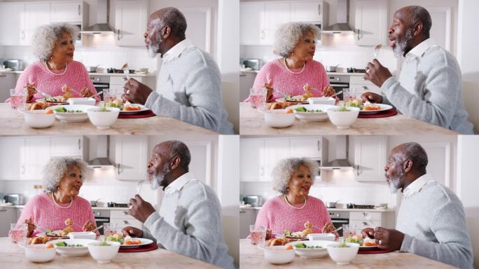 老年夫妇在家里聊天享受早餐