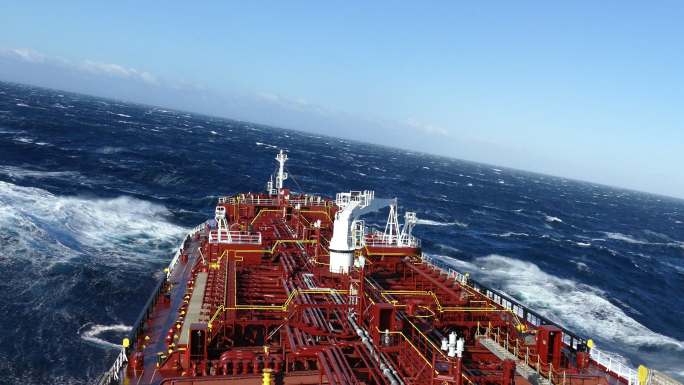 远洋中的油轮货轮深海恐惧症大风大浪
