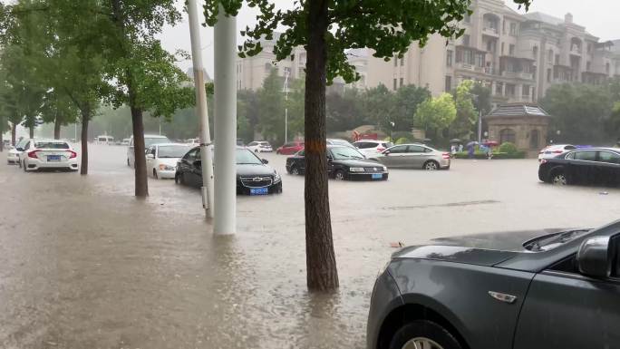 2021720郑州暴雨城市齐膝深的积水