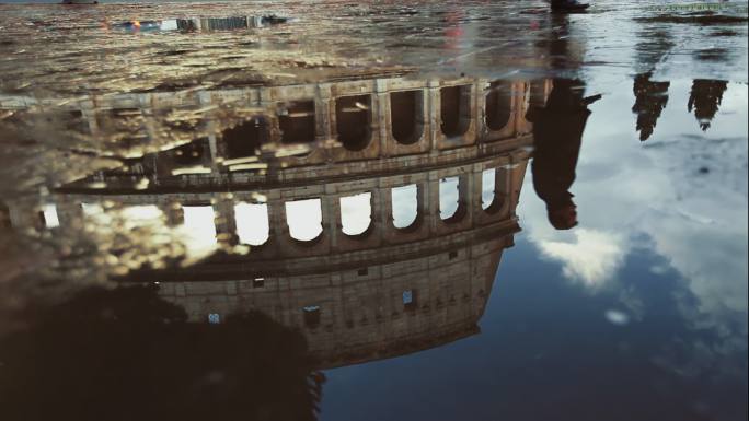 一场夏雨过后，罗马竞技场倒映在水中