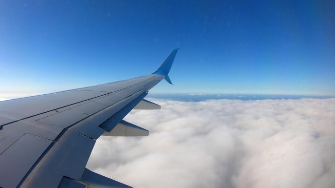 乘客视角在云层中的飞机机翼