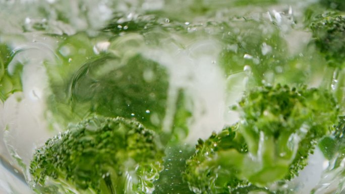 掉入水中的蔬菜蔬菜慢动作入水农业食材创意