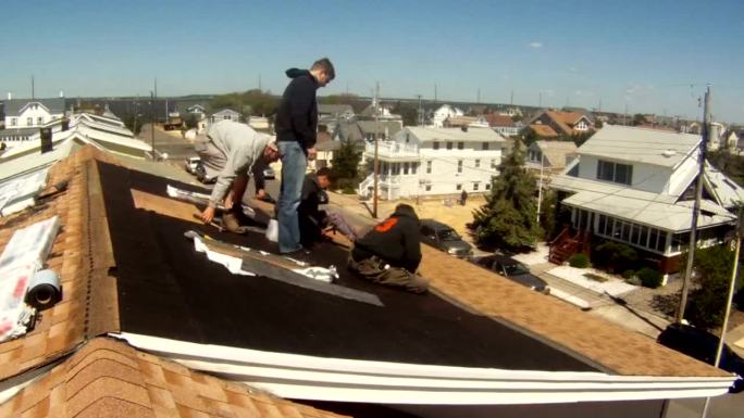 屋顶-铺设瓦片延时摄影