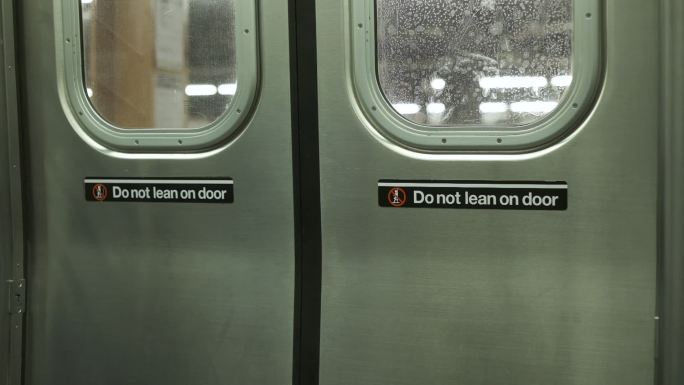 关上车门。纽约地铁。特写。