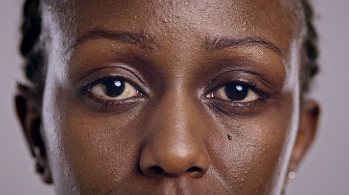 一位非洲裔美国妇女眨着眼睛