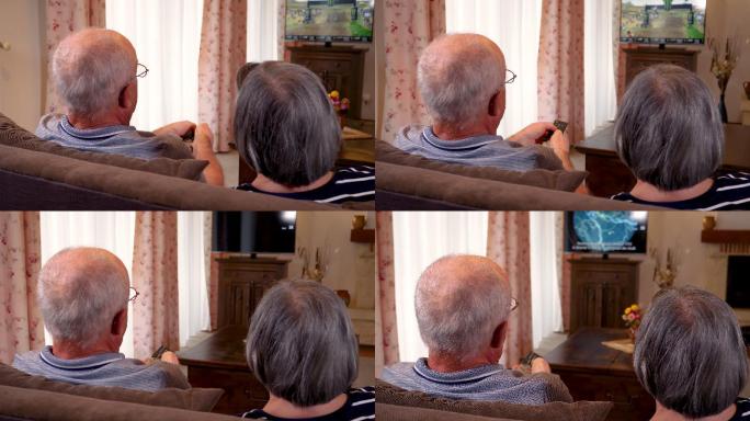 在家看电视的老年夫妇