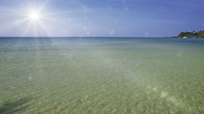 海上的太阳光芒照耀沿海地区海边海滩