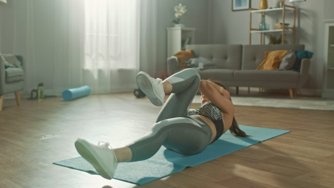 在锻炼中的女人瑜伽垫房间女性