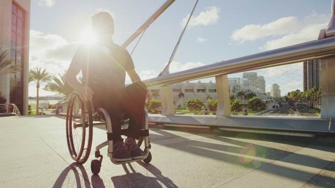推着轮椅过桥的残疾人