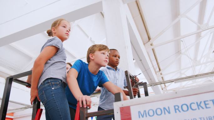 在科学活动中心使用气压火箭的孩子们