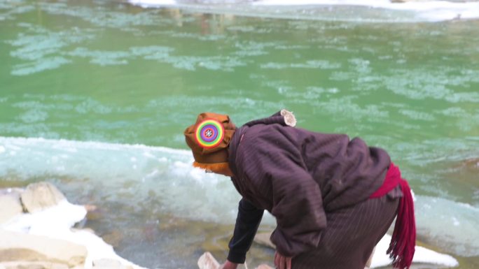藏族石刻手艺人河边捡石板