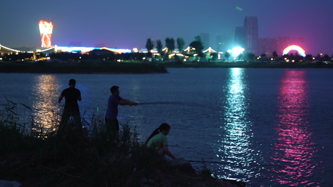夜晚河边城市钓鱼