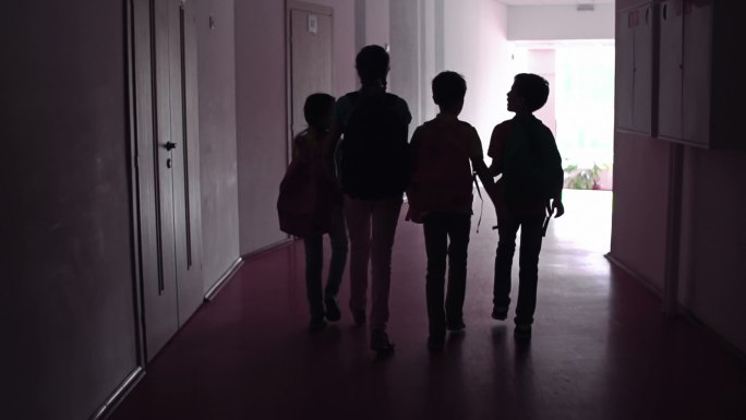 小学生穿过黑暗走廊的轮廓