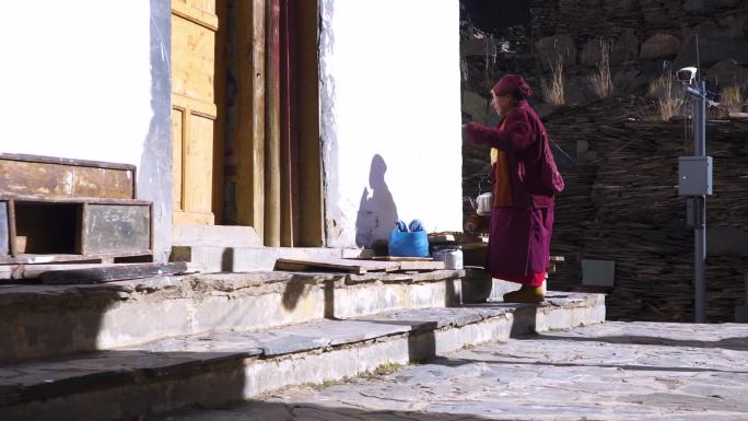 藏传佛教寺庙僧人倒开水升格