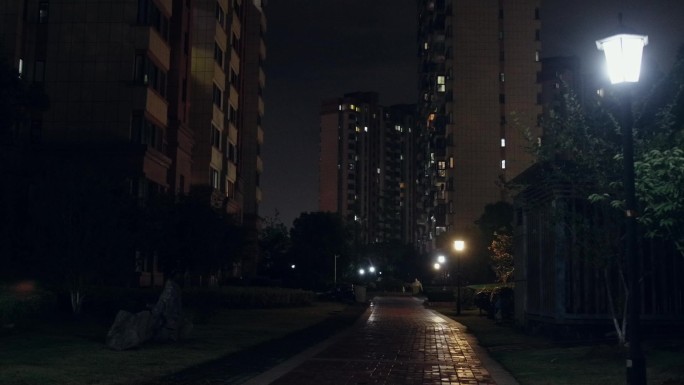 雨后小区夜景