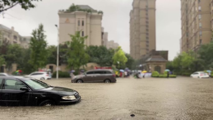 郑州暴雨城市积水内涝路上行人