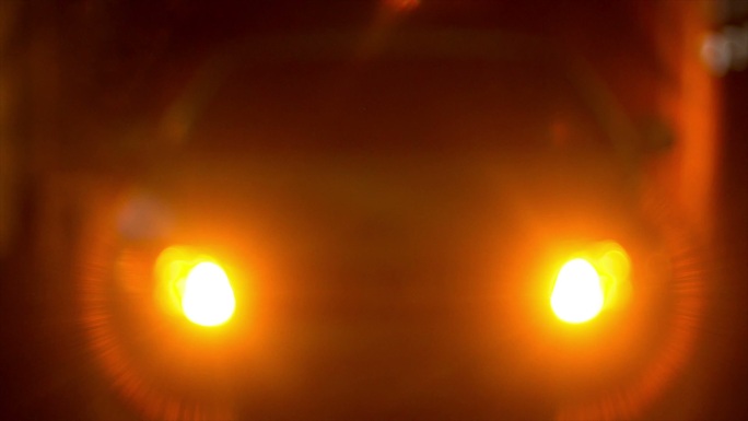 夜间危险灯闪烁的汽车
