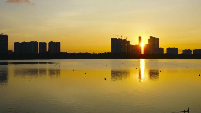 延时：江景房的湖面日出