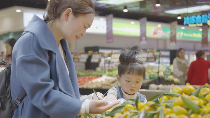 妈妈带孩子逛超市